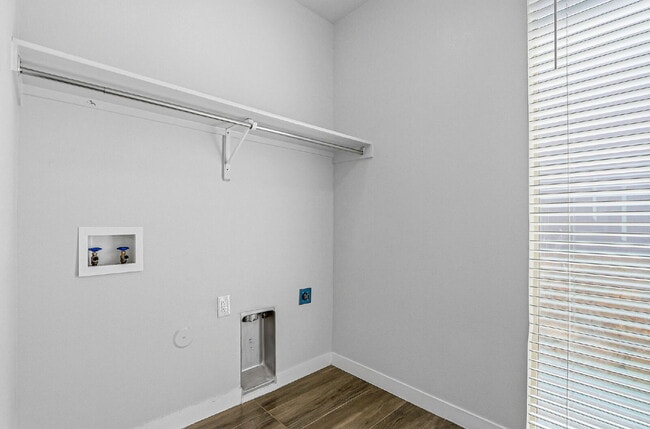 Building Photo - 4 bedroom with outdoor kitchen, fully landscaped in 79928