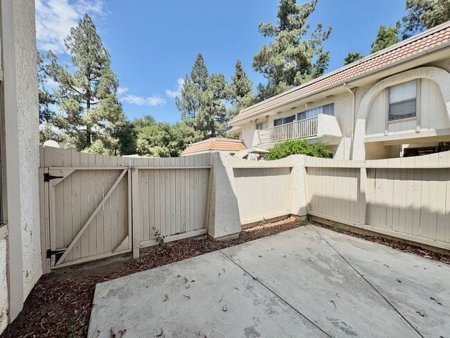 Building Photo - Two Bedroom, Two Bathroom Condo in La Vern...
