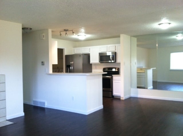 Building Photo - Newly Updated 2 bedroom Condo - Backs to Open Space, Very Private