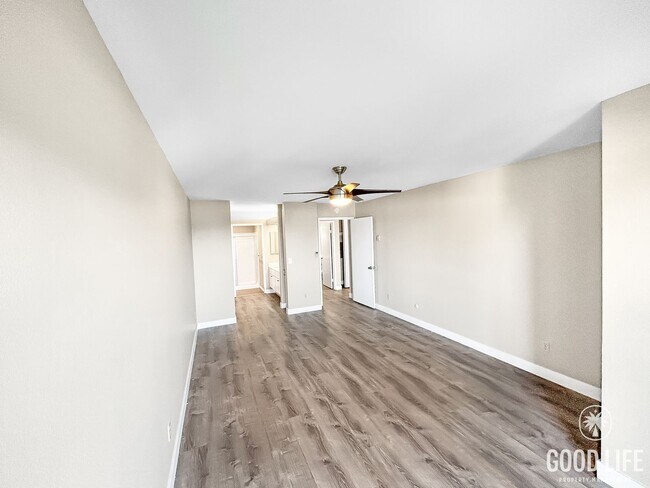 Building Photo - Beautiful 2BD/2BA Condo W/ Reserved Parkin...