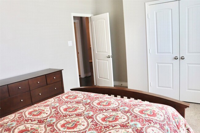 Building Photo - 5627 S Denham Ridge Ln