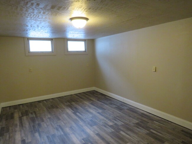 Building Photo - 3 Bedroom / 1 Bonus Room / 1 3/4 Bath Hous...