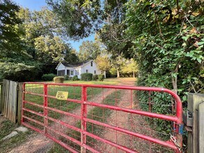 Building Photo - 2 Bed | 2 Bath Single Family Home