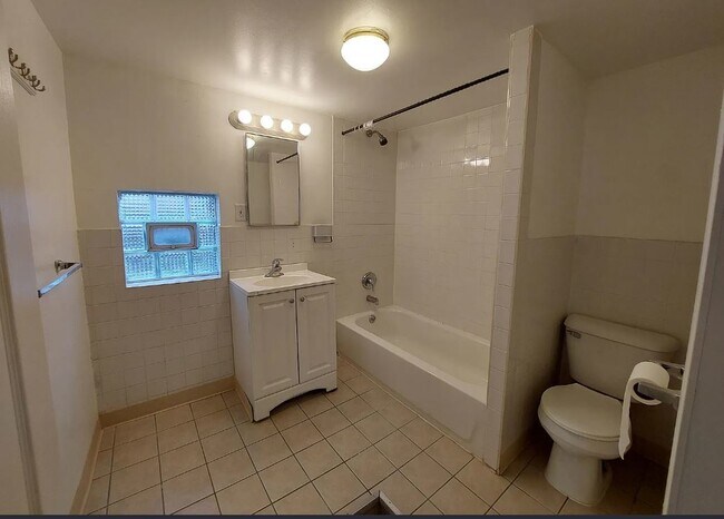 Building Photo - 1420 N Western Ave