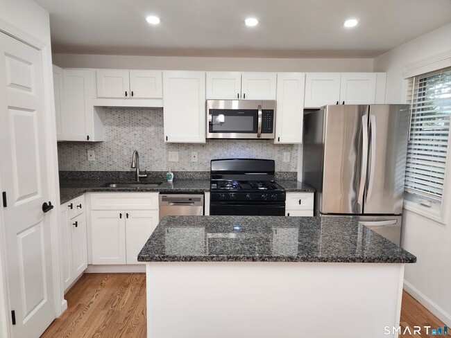 Building Photo - 71 Towne House Rd