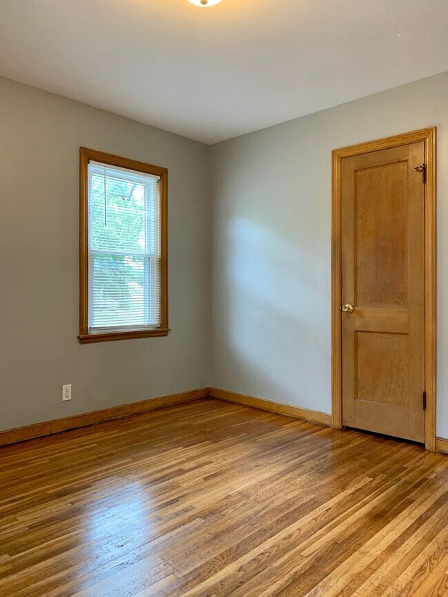 Building Photo - Incredible 4 Bedroom 2 Bathroom Home in Crystal!