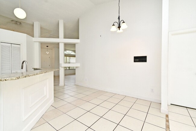 Building Photo - 1,850 Sq Ft 3-Bed, 2-Bath Orlando Home – Lawn Care Included & Fully Updated!