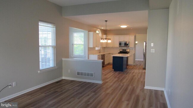 Building Photo - 1045 Fallbrook Ln