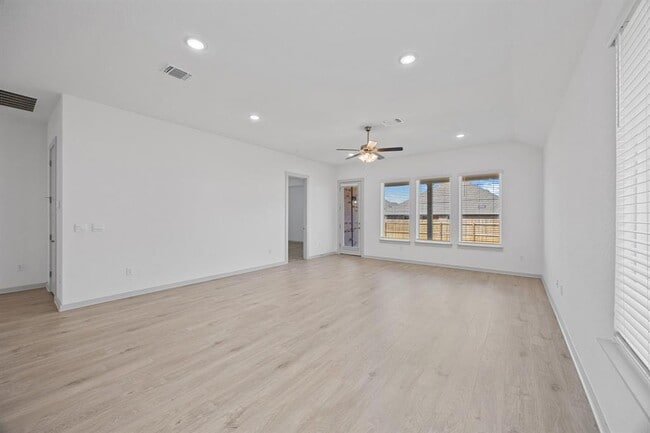 Building Photo - 400 Deerpath St