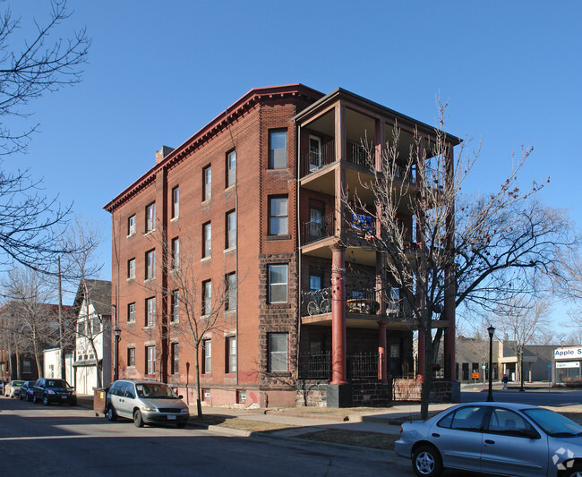 Primary Photo - Mount Royal Apartments