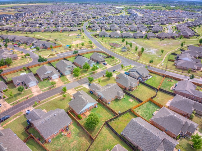 Building Photo - Charming Home in Edmond + Edmond Schools