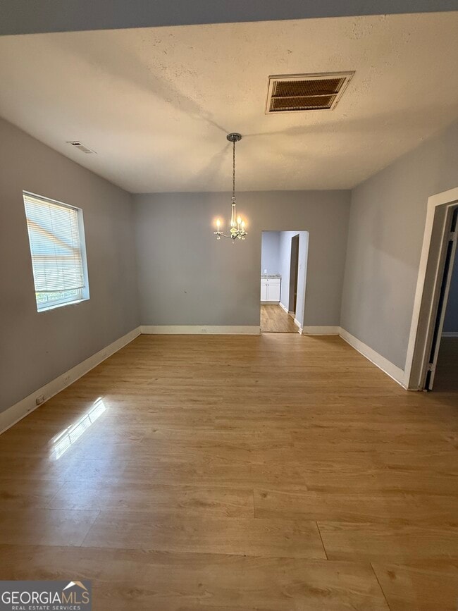 Building Photo - 1006 W College St Ext