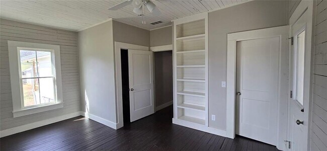 Building Photo - 812 Bessie Ln