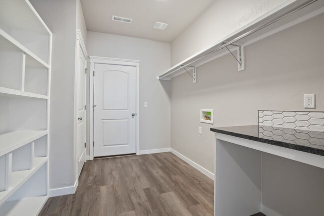 Building Photo - NEWER - BEAUTIFUL 3BD/2.5BA HOME + OFFICE or 4TH BEDROOM