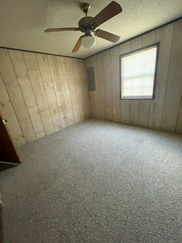 Building Photo - 3 Bedroom 1 bath apartment