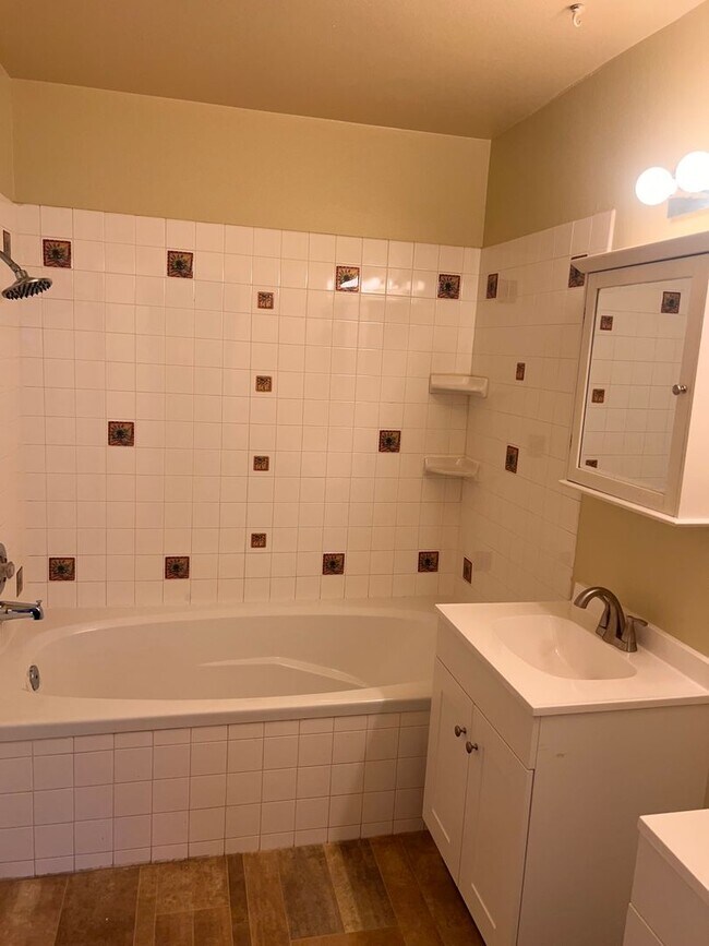 Building Photo - Beautiful 3 bedroom/2bath with spacious deck and backyard