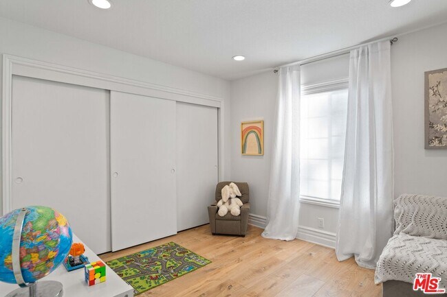 Building Photo - 176 Longfellow St