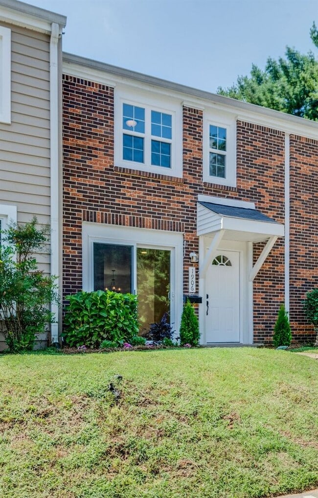 Building Photo - Beautifully remodeled condo