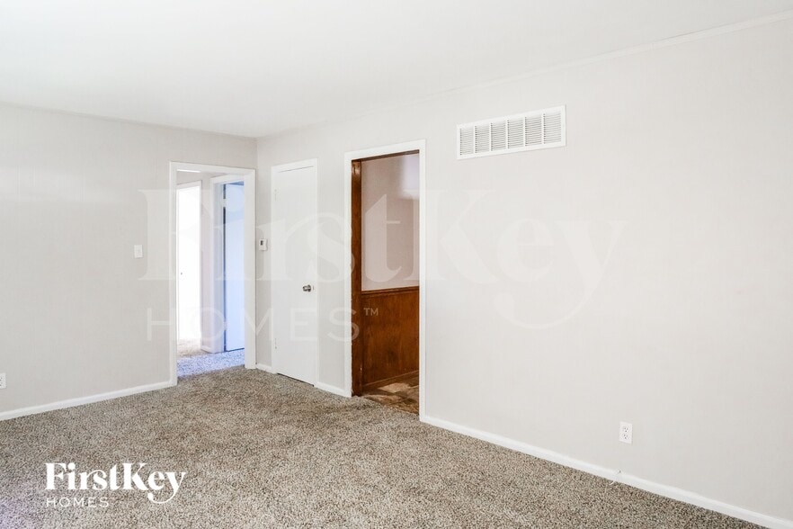 Building Photo - 6900 Fairlane Dr