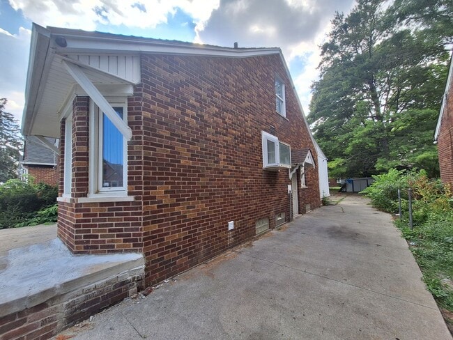 Building Photo - 11243 Roxbury St