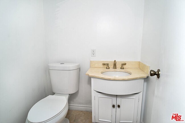 Building Photo - 416 N Oakhurst Dr