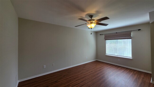 Building Photo - 11658 Lakeside Park Dr