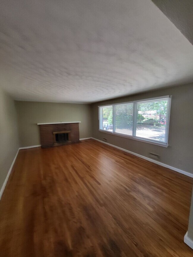 Building Photo - 1653 Sheppard Ave