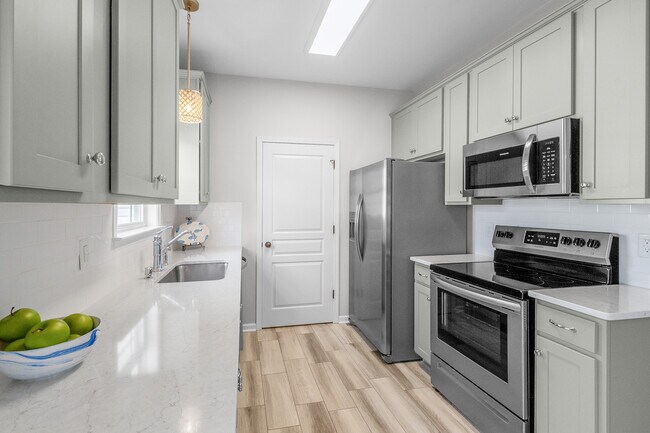 Building Photo - 558 Calen Ln