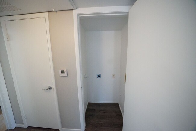 Building Photo - SHOWINGS AVAILABLE NOW