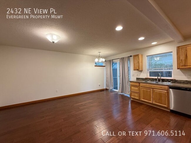 Building Photo - 2432 NE View Pl