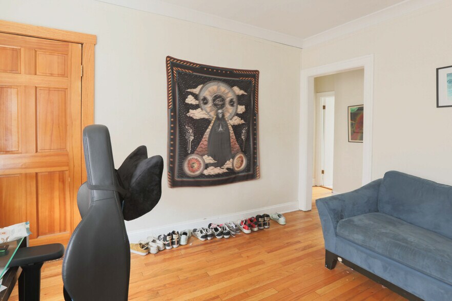 Building Photo - 814 W Cornelia Ave