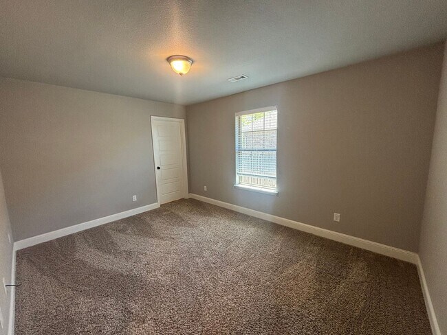 Building Photo - 4 Bedroom 3 Full bath Dream home located i...