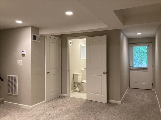 Building Photo - 49 Putnam Cir NE