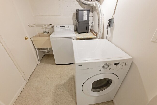 Building Photo - 4BR 3.5 BA Chevy Chase Gem is Move-in Read...