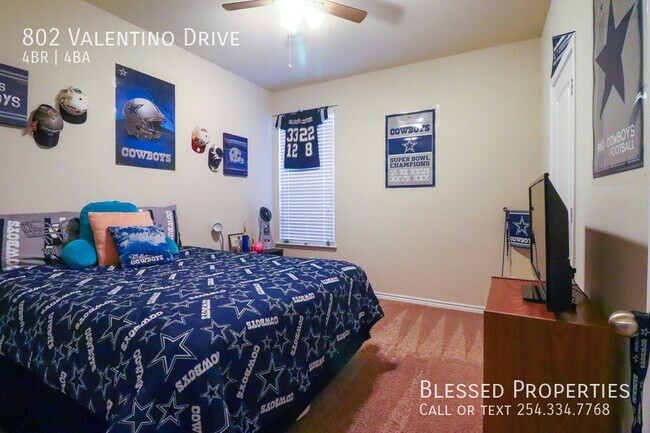 Building Photo - 802 Valentino Dr