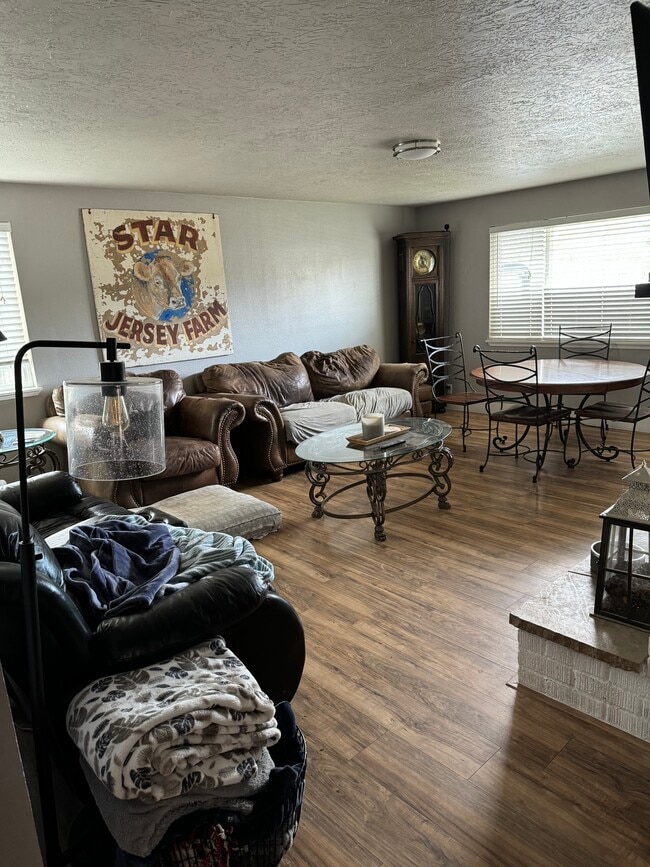 Building Photo - 1405 E Bergeson St