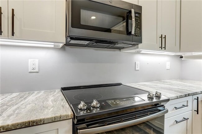 Building Photo - 623 Sweetwater Creek Dr