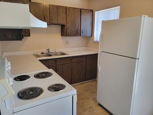 Building Photo - 4 Bed 2 Bath Allowing Pets - Available Now...
