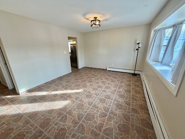 Building Photo - 40 Sarah Ln