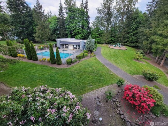 Building Photo - 4641 W Lake Sammamish Pkwy SE