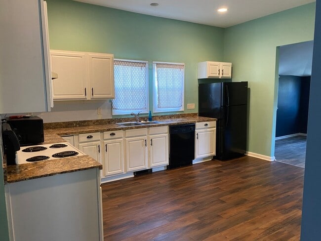 Building Photo - Cozy 2 Bed/2 Bath 1 Story Bungalow - Large...