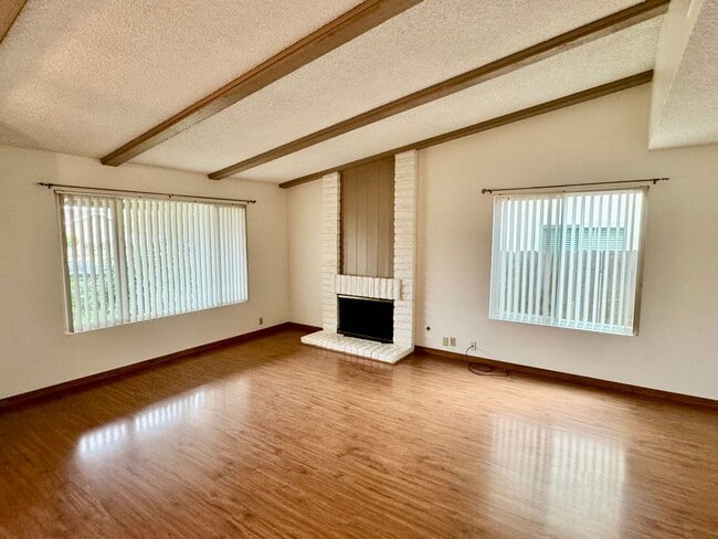 Building Photo - Spacious Single Story Upgraded Home