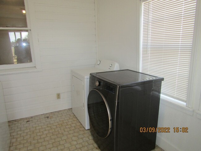 Building Photo - centrally located, pets negotiable with ow...