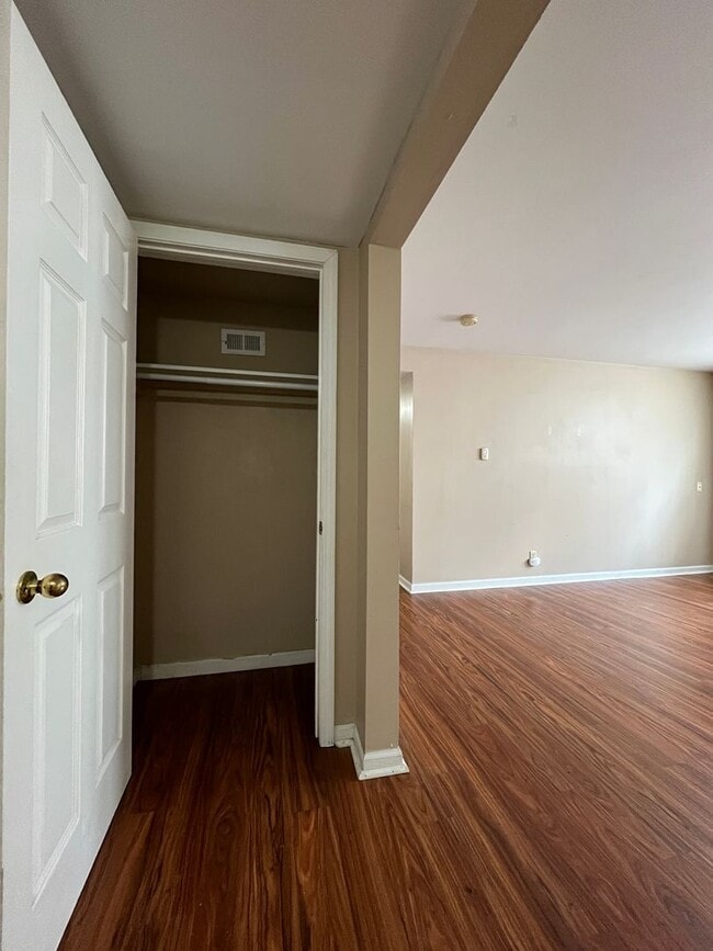 Building Photo - Warsaw - 2 Bedroom, 1.5 Bath - Great Location