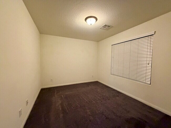 Building Photo - Beautiful 2260sqft 3bed 2.5bath with tile downstairs, carpet in Den & Living Room