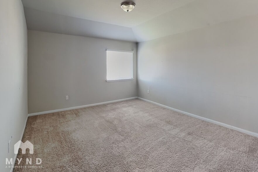 Building Photo - 717 Pinnacle Dr