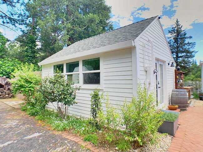 Building Photo - Immaculate studio cottage in the heart of ...