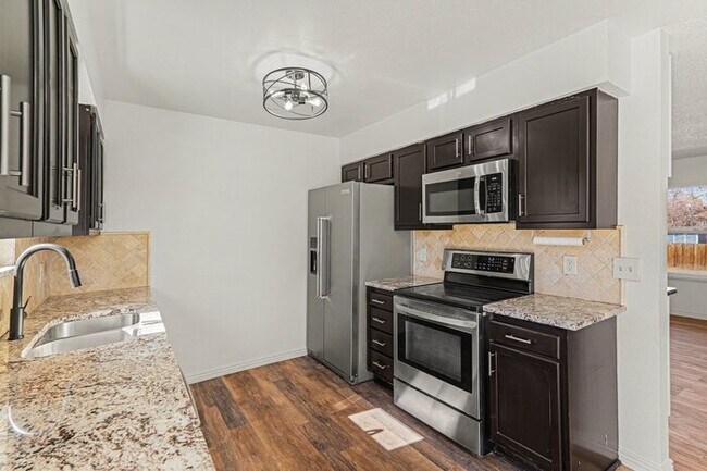 Building Photo - 6538 W Kenyon Ave