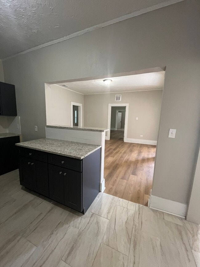 Building Photo - Plenty of Space!!