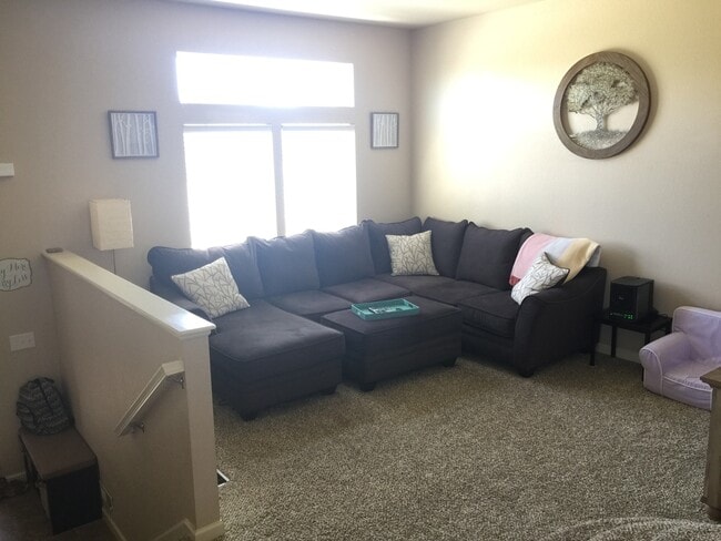 Building Photo - Southern Facing End 3 Bedroom Townhome